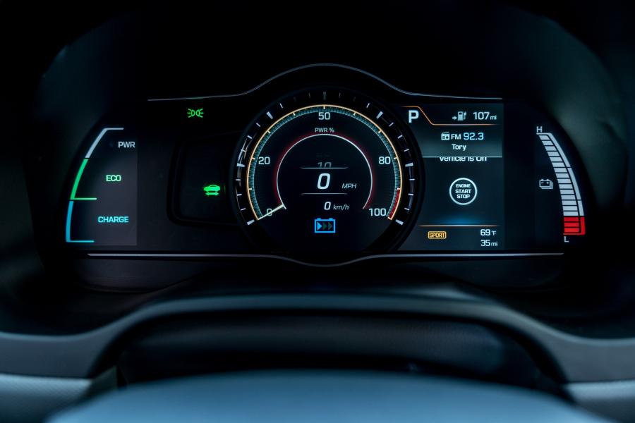 Панель приборов Hyundai IONIQ electric (AE) 2016 года  (NA) (фото 5 из 41)